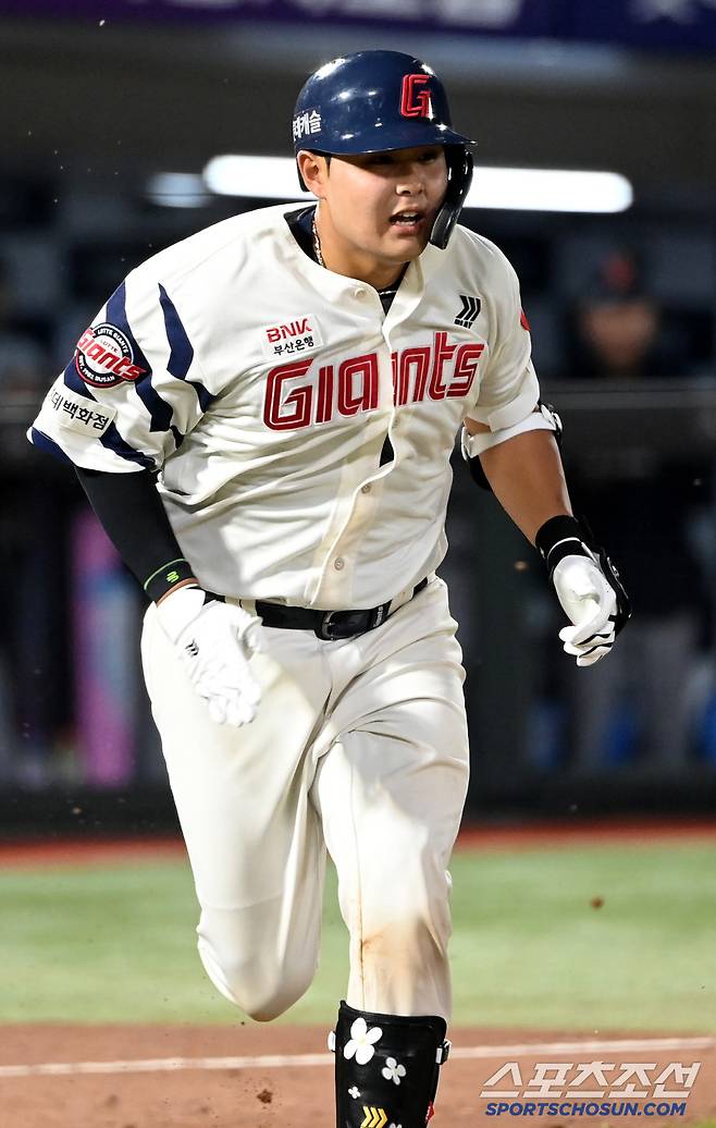 18일 부산 사직야구장에서 열린 한화와 롯데의 경기, 6회말 롯데 박재엽이 안타를 치고 있다. 부산=허상욱 기자wook@sportschosun.com/2025.06.18/