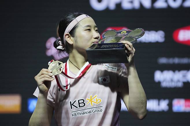 South Korea's An Se Young kisses her trophy as she celebrates on the podium after defeating China's Wang Zhiyi in their women's singles final match at the Indonesia Open badminton tournament at Istora Stadium in Jakarta, Indonesia, Sunday, June 8, 2025. (AP Photo/Achmad Ibrahim) <저작권자(c) 연합뉴스, 무단 전재-재배포, AI 학습 및 활용 금지>