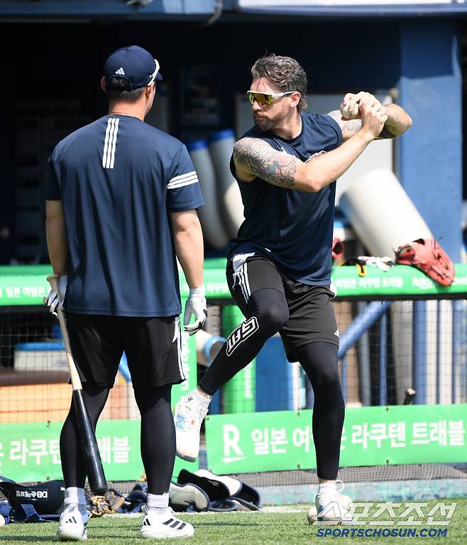 동료 김인태 위해 타격 코치를 자처한 케이브.