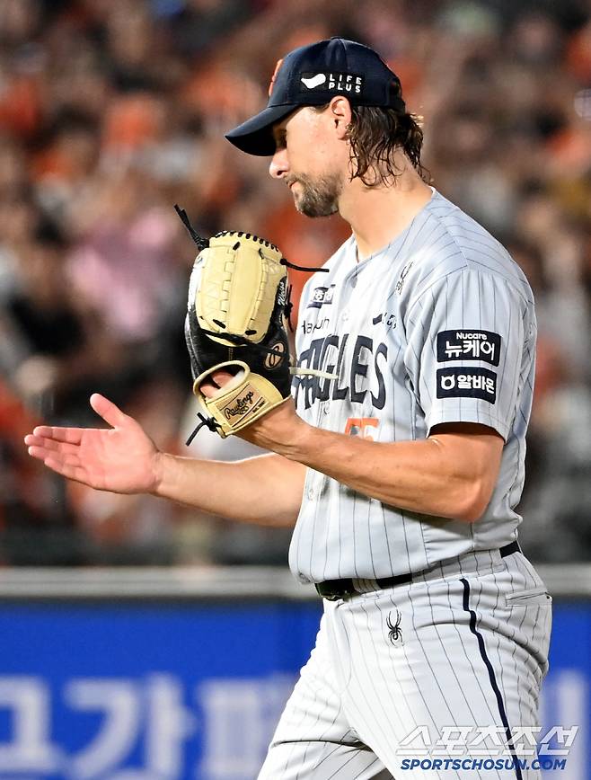 17일 부산 사직야구장에서 열린 한화와 롯데의 경기, 7회말 2사 1루 와이스가 김민성을 삼진으로 잡아내 이닝을 마친 후 기뻐하고 있다. 부산=허상욱 기자wook@sportschosun.com/2025.06.17/