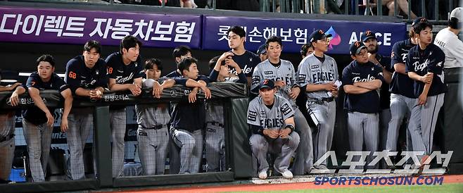 19일 부산 사직야구장에서 열린 한화와 롯데의 경기, 한화 선수들이 9회초 3대4로 뒤진 경기를 지켜보고 있다. 부산=허상욱 기자wook@sportschosun.com/2025.06.19/