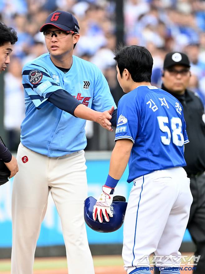 22일 부산 사직야구장에서 열린 삼성과 롯데의 경기, 3회초 2사 2,3루 박세웅이 김지찬의 타구를 다리에 맞은 후 사과를 받아주고 있다. 부산=허상욱 기자wook@sportschosun.com/2025.06.22/
