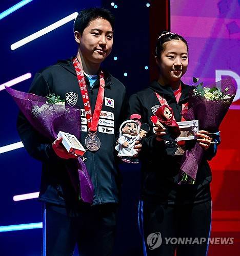 임종훈(왼쪽)-신유빈. ⓒ연합뉴스 AFP