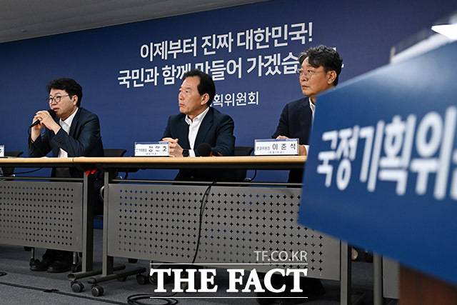 기자간담회 갖고 취재진 질문에 답하는 이 위원장(왼쪽).