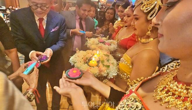 지난 9일 스리랑카 메가로드쇼에서 '스리랑카 전통 오일 램프 점화식'을 가졌다.&nbsp;