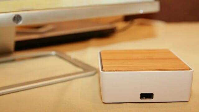 나무 패널을 적용한 책상용 미니PC 시제품. (사진=씨넷닷컴)