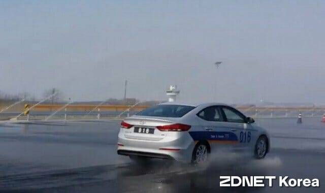 한국교통안전공단(TS) 화성 교통안전체험교육센터에서 빗길 운전 시험을 하고 있다.