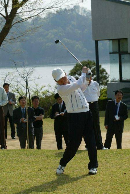 노무현 전 대통령이 청남대에서 드라이버 스윙을 하고 있다. 사진제공=노무현사료관