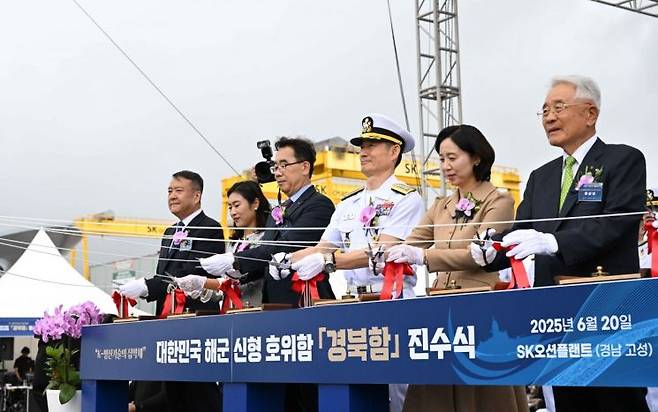 양용모 해군참모총장 내외를 비롯한 행사 관계관들이 안전항해 기원의식을 하고 있다.