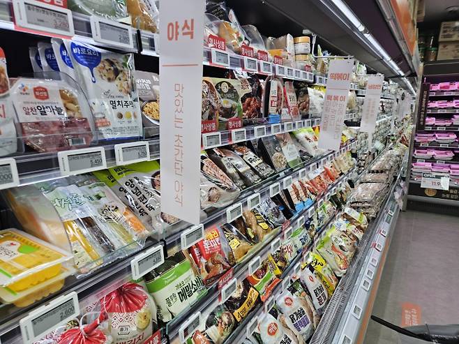 대형마트 휴무일, 이마트·롯데마트·홈플러스·코스트코 ‘여기! 할인중’ = 이마트·롯데마트·홈플러스·코스트코 등 대형마트 4사가 이번 주는 각사별 특색있는 할인행사에 돌입한다. 이마트가 &nbsp;제철 신선 먹거리부터 집밥 반찬, 와인, 생필품까지 다양한 품목을 대상으로 할인 혜택을, 롯데마트는 '롯데레드페스티벌'의 대미를 장식할 마지막 3주차 행사를, 홈플러스는 기업회생 절차를 밟고 있는 가운데, 홈플러스는 여름철을 맞아 'AI 물가안정 프로젝트'를 행사를 전개한다. ©bnt뉴스: 대형마트 휴무일, 이마트·롯데마트·홈플러스‧코스트코 등 마트 휴일, 쉬는날