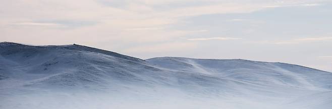 몽골 투브(tuv)아이막 파란 하늘에 비친 하얀 눈이 파란색으로 발색되었다. 2023년/ 사진가 도재홍