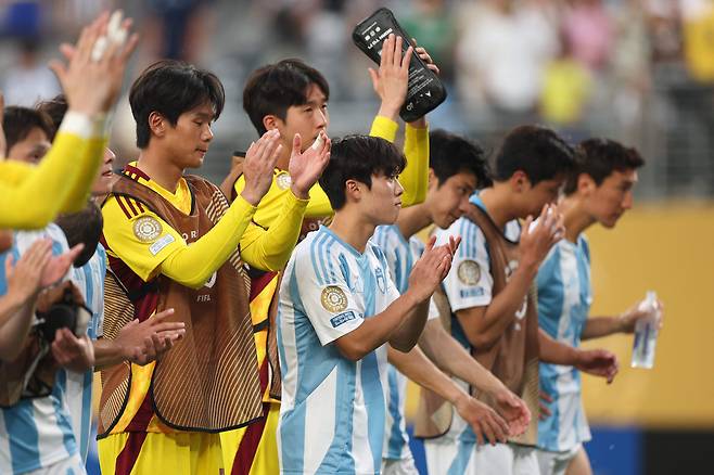울산HD 선수들이 22일 브라질 플루미넨시에 패해 2025 FIFA 클럽 월드컵 16강 진출이 좌절된 후 침울한 표정으로 관중에게 인사하고 있다. /AFP 연합뉴스