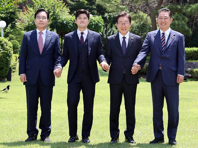 이재명 대통령이 22일 한남동 관저에서 여야 지도부와 오찬에 앞서 기념촬영하고 있다. 왼쪽부터 국민의힘 송언석 원내대표, 김용태 비상대책위원장, 이 대통령, 김병기 더불어민주당 당대표 직무대행 겸 원내대표./뉴시스