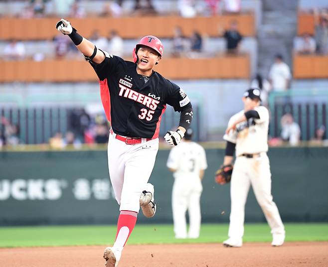 22일 인천 SSG랜더스필드에서 열린 SSG와 KIA의 경기 8회초 재역전 투런 홈런을 터트린 KIA 김석환이 그라운드를 돌며 환호하고 있다./송정헌 스포츠조선 기자