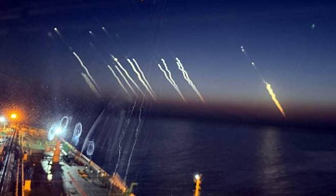 호르무즈 해협을 항해 중인 한국 선박에서 18일 촬영한 이란의 미사일 발사 모습. /전국해상선원노동조합 제공