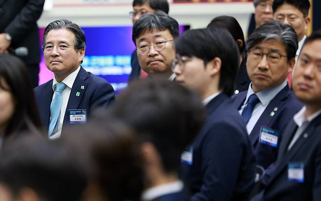 김용범 대통령실 정책실장(맨 왼쪽)을 비롯해 하준경 경제성장수석, 류덕현 재정기획보좌관이 11일 서울 영등포구 한국거래소에서 이재명 대통령 주재로 열린 주식시장 불공정거래 근절을 위한 현장 간담회에서 발언을 듣고 있다. /연합뉴스