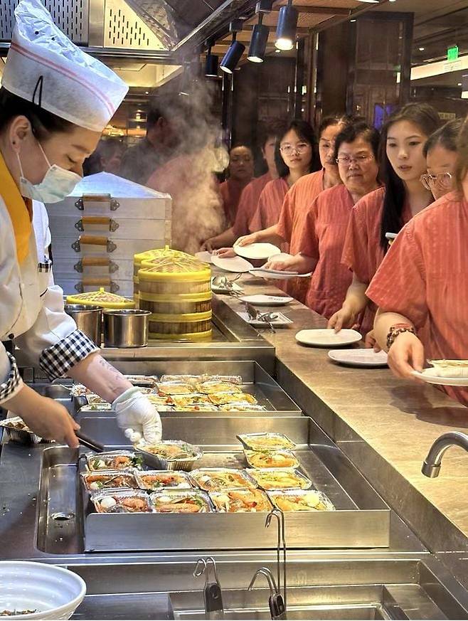 중국의 한 목욕·스파 업체에서 방문객들이 뷔페를 즐기고 있다. 보도에 따르면 뷔페, 오락 등 엔터테인먼트 서비스가 늘어나면서 목욕탕 주 고객층이 40대 남성에서 젊은층 위주로 전환되고 있다. /바이두 캡처