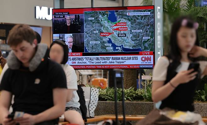 22일 인천국제공항 제1여객터미널 입국장 내 TV에 미국의 이란 핵시설 공습 관련 뉴스가 나오고 있다. /연합뉴스