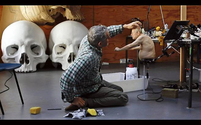 ‘스틸 라이프 : 작업하는 론 뮤익’ ⓒ Gautier Deblonde