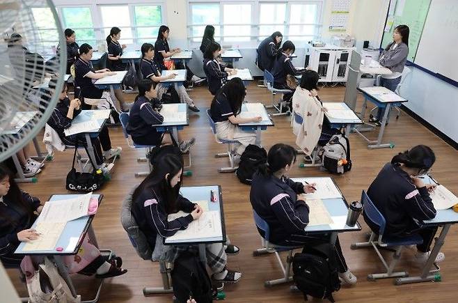 2026학년도 대학수학능력시험 6월 모의평가 시행일인 4일 오전 부산 사상구 주례여고 학생들이 시험을 준비하고 있다.ⓒ연합뉴스