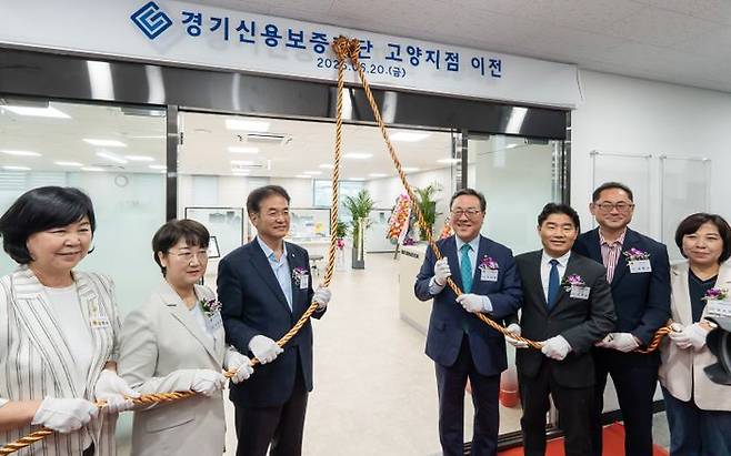 시석중(오른쪽 세번째) 경기신용보증재단 이사장이 참석자들과 20일 고양지점 확장 이전 기념식 행사를 열고 있다.ⓒ