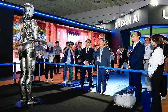 정세균 전 국무총리가 로봇 아메카에게 질문을 하고 있는 모습. ⓒ