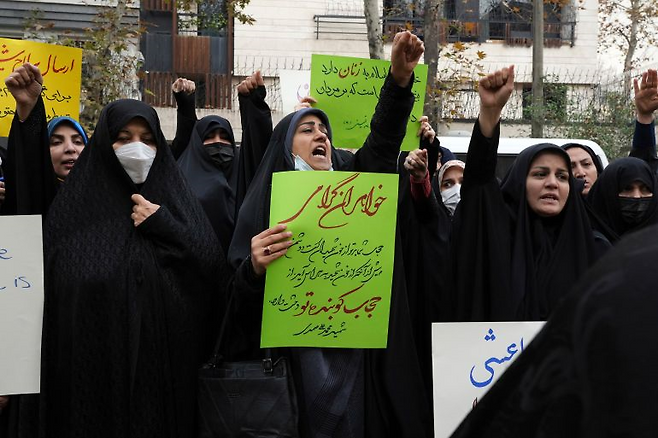 이란 여성들도 제각기다. 차도르를 입고 히잡 찬성 시위를 벌이기도 한다. 사진 출처 테헤란=AP 뉴시스