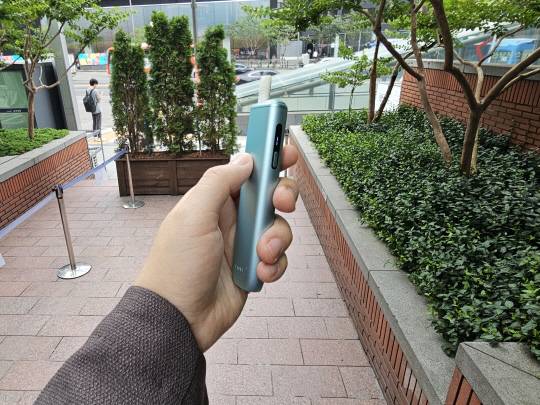 신논현역 7번 출구 옆 흡연장에서 아이코스 일루마i원을 시연하는 모습. 이곳도 오는 7월 1일부터 금연구역으로 바뀔 예정이다. 팽동현 기자