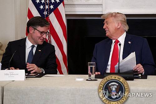 미국 트럼프 대통령과 존슨 하원의장. 로이터 연합뉴스