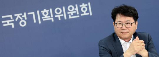 대통령직속 국정기획위원회 이한주 위원장이 22일 서울 종로구 정부서울청사 창성동 별관 국정기획위 브리핑룸에서 열린 기자간담회에서 취재진 질문을 경청하고 있다.<연합뉴스 사진>