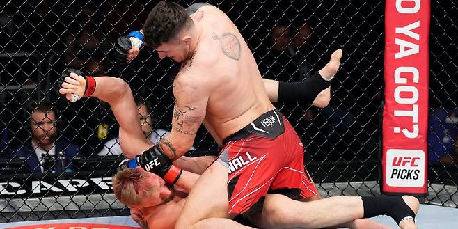 6236893d927f4a001886b2fd.jpeg 존 존스 은퇴 기념 UFC 헤비급 최강자 아스피날 모음.GIF