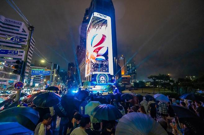 지난 20일 오후 8시 해운대해수욕장과 구남로가 이어지는 곳에 위치한 '그랜드 조선' 벽면 미디어 점등식에 몰려든 인파들이 DJ 공연 등을 관람하며 즐거운 시간을 보냈다. 조선호텔앤리조트 제공