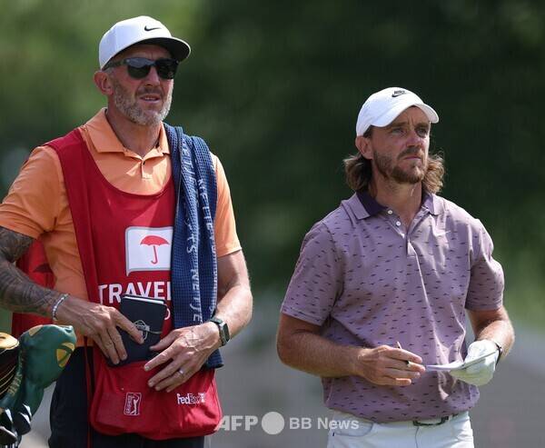 2025년 미국프로골프(PGA) 투어 시그니처 대회인 트래블러스 챔피언십 우승 경쟁에 뛰어든 토미 플리트우드가 3라운드에서 경기하는 모습이다. 사진제공=ⓒAFPBBNews = News1