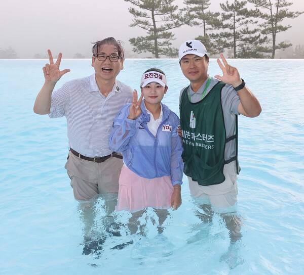 2025년 한국여자프로골프(KLPGA) 투어 더헤븐 마스터즈 우승을 차지한 노승희 프로가 아버지, 캐디와 함께 우승 세리머니 하는 모습이다. 사진제공=KLPGA