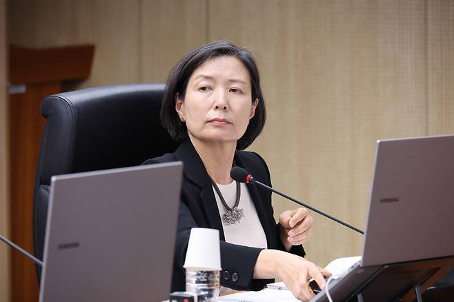 지난 9일 인권위 제12차 전원위원회가 시작되기 직전 이숙진 상임위원이 자리에 앉아있다. 정용일 선임기자 yongil@hani.co.kr