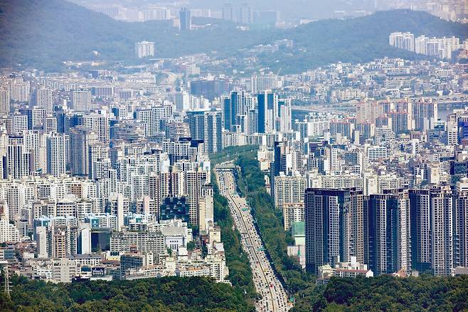 22일 경기도 성남시 청계산 매바위에서 바라본 서울 경부고속도로 인근 아파트 단지. 연합뉴스