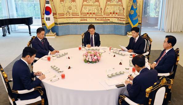 이재명 대통령이 22일 서울 한남동 관저에서 여야 지도부와 오찬 회동을 하고 있다. 대통령실사진기자단