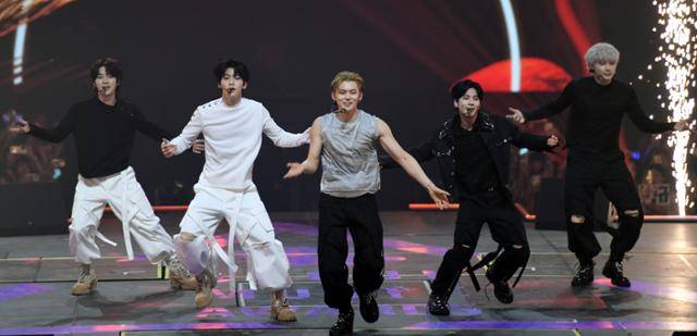 투모로우바이투게더가 '제34회 서울가요대상'에서 최고앨범상과 최고음원상을 모두 품에 안았다. '서울가요대상' 조직위원회 제공