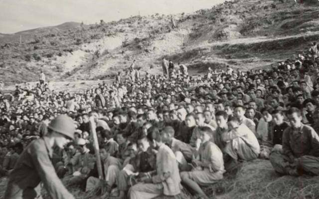 부산 포로수용소에 새로 도착한 포로들이 1950년 10월 15일 입소 절차와 분류를 기다리고 있다. 국제적십자위원회 아카이브·후마니타스 제공