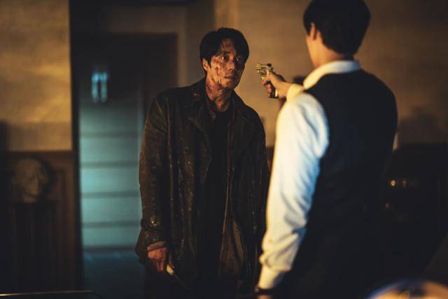 '광장'은 스스로 아킬레스건을 자르고 광장 세계를 떠났던 기준(소지섭)이 조직의 2인자였던 동생 기석(이준혁)의 죽음으로 11년 만에 돌아와 복수를 위해 그 배후를 파헤치는 이야기를 담은 작품이다. '광장' 스틸컷