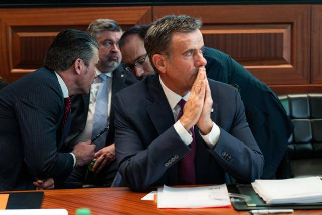 21일 미국 워싱턴 백악관 상황실에 있는 존 래틀리프 CIA 국장이 손을 모으고 모니터를 주시하고 있다. 트럼프 대통령이 이날 백악관 이스트룸에서 이란 내 핵 시설 3곳에 대한 폭격을 성공적으로 수행했다고 발표한 직후 백악관이 공개한 사진으로, 트럼프 대통령과 안보 관련 수뇌부가 이란 공습 상황을 지켜보고 있는 장면. 백악관 제공. EPA 연합뉴스