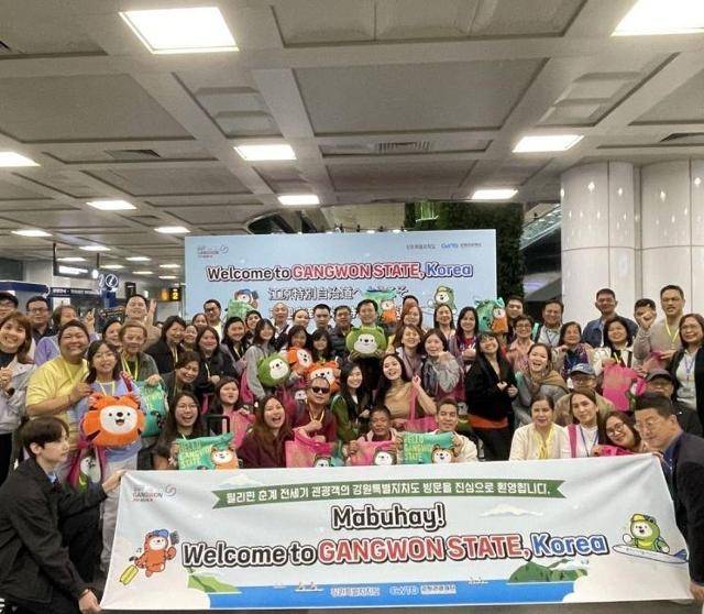 지난 4월 12일 전세기편으로 강원 양양국제공항에 입국한 필리핀 관광객들이 환영행사를 마치고 기념촬영을 하고 있다. 강원도 제공