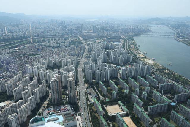 서울 강남에 고층 아파트 단지들이 펼쳐져 있다. 연합뉴스