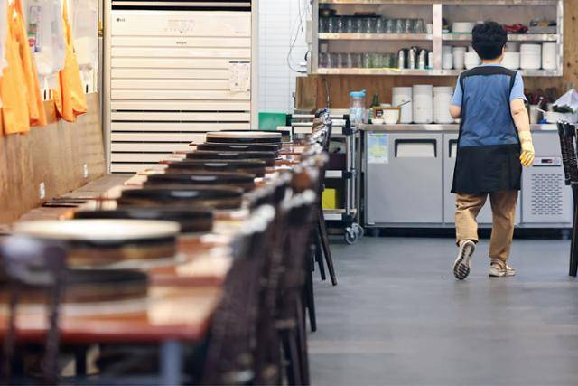 고용노동부가 외국인근로자 1만8,054명에 대한 신규 고용허가 신청을 받는다고 22일 밝혔다. 사진은 12일 서울 중구 명동의 한 식당 모습. 뉴스1