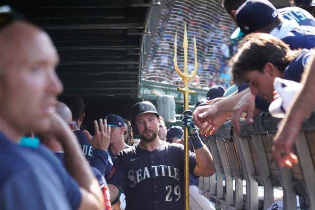 시애틀 포수 칼 롤리가 22일 미국 일리노이주 시카고의 리글리필드에서 열린 시카고 컵스전에서 9회초에 시즌 30홈런을 때린 뒤 더그아웃에서 동료들과 하이파이브를 하고 있다. 시카고=로이터 연합뉴스