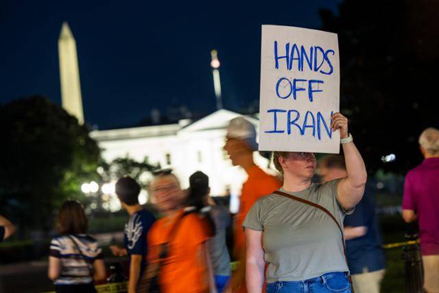 미국이 이란 핵 시설을 폭격한 21일 워싱턴 백악관 앞에 시민들이 항의를 하기 위해 모이고 있다. 워싱턴=EPA 연합뉴스