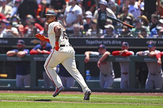 샌프란시스코 데버스가 22일(한국시간) 친정팀 보스턴을 상대로 3회 말 2점 홈런을 때린 뒤 베이스를 돌고 있다. AP=연합뉴스