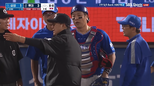 20일 부산 롯데-삼성전에서 8회 말, 삼성 포수 강민호가 항의하고 있다. SBS스포츠/티빙 중계화면 캡처
