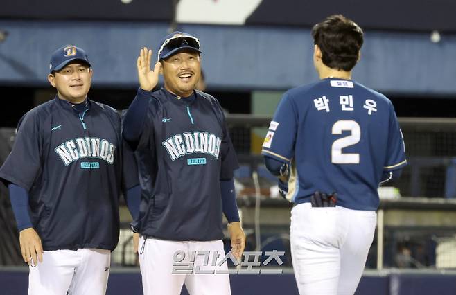 19일 오후 잠실야구장에서 열린 2025 프로야구 NC와 LG 경기. NC가 3-0 승리했다. 경기종료후 이호준 감독이 선수들과 승리 세리머니하고 있다. 잠실=정시종 기자 capa@edaily.co.kr /2025.06.19.