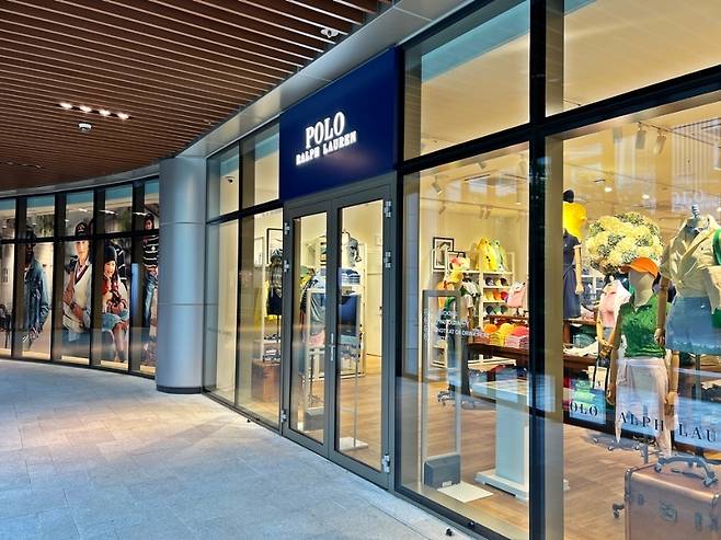 지난 20일 공식 개점한 신세계사이먼 제주 프리미엄 전문점 내 P사 직영 매장 전경. 고급 리조트형 쇼핑 환경을 강조하며, 제주 외국인 체류 소비 유치에 본격 나섰다. (신세계사이먼 제공)